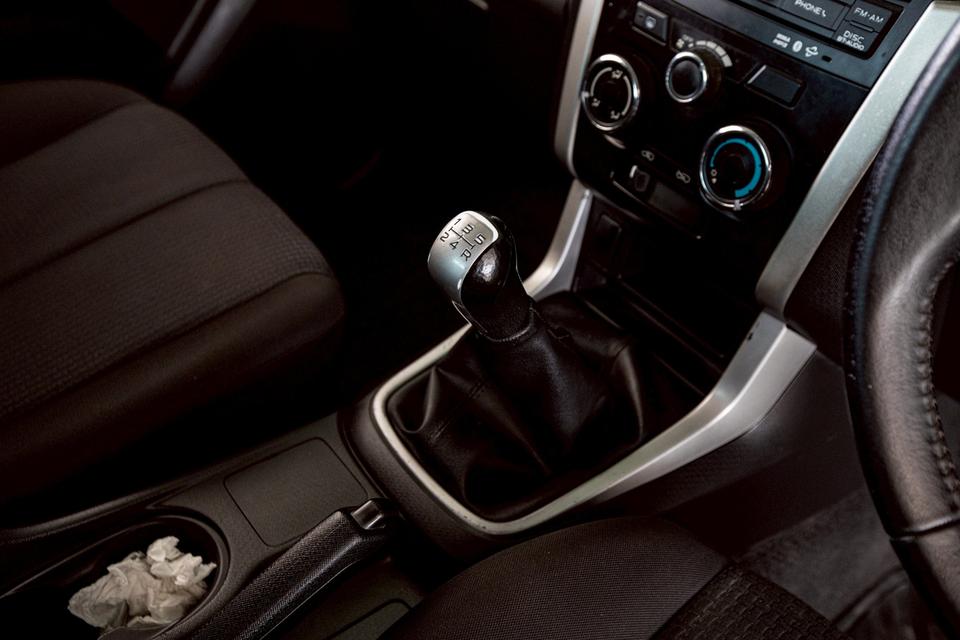 Isuzu D-Max Hi-Lander Cab 2.5 VGS Z ท๊อปปี2015 เกียร์ธรรมดา สีเทา 17