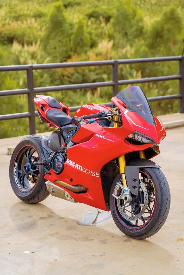 Ducati Panigale สีแดง 3