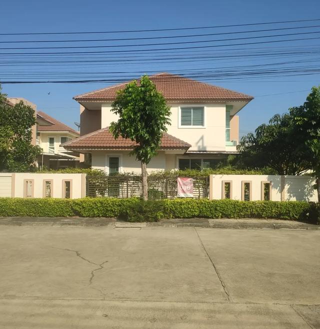 🏡 บ้านเดี่ยวหลังใหญ่ พร้อมอยู่ 📍 โครงการหมู่บ้านชวนชมพาร์ค 2 ✨ รายละเอียดบ้าน • เนื้อที่ 89 ตารางวา • 5 ห้องนอน • แอร์ 5 เครื่อง • เครื่องทำน้ำอุ่น 3