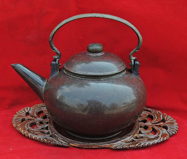 ปั้นชาเก่า ป้านชาจีนเก่า กาน้ำชาอี๋ซิงจื่อซา ทรงสุ่ยผิง (ทรงลูกแก้ว) แบบมีหูจับเป็นทองเหลือง ใบใหญ่