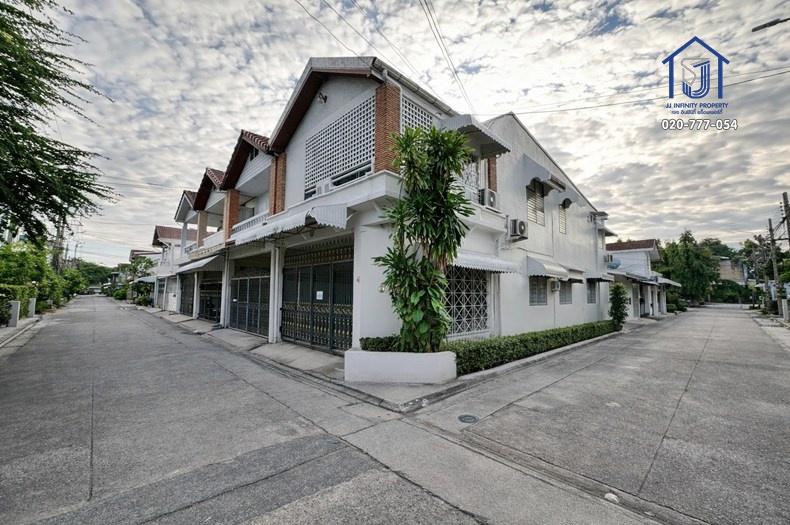 ขายทาวน์โฮม 2 ชั้น หมู่บ้านอยู่เจริญ หลังมุม ซอยอินทามระ 41 ใกล้MRT สุทธิสาร 1