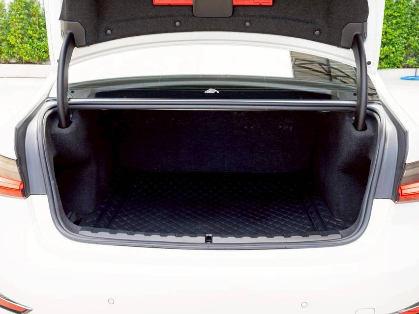 BMW 320Li Limousine Luxury ปีจด 2022 16