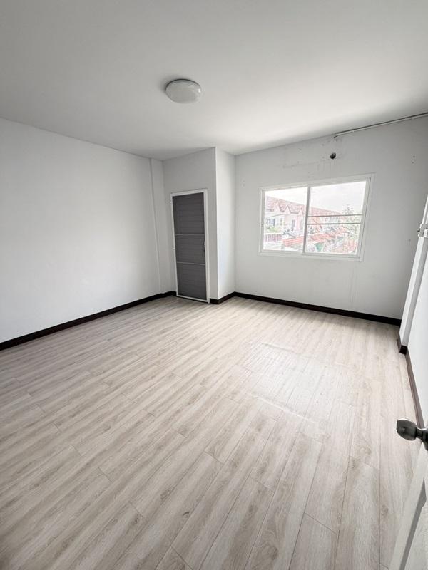 ให้เช่า ทาวเฮ้าส์ 3ชั้น 3ห้องนอน หมู่บ้าน สินทวีแกรนด์วิลเลจน์ รีโนเวท บ้านพร้อมอยู่ บ้านเปล่า โทร 0818218151 9