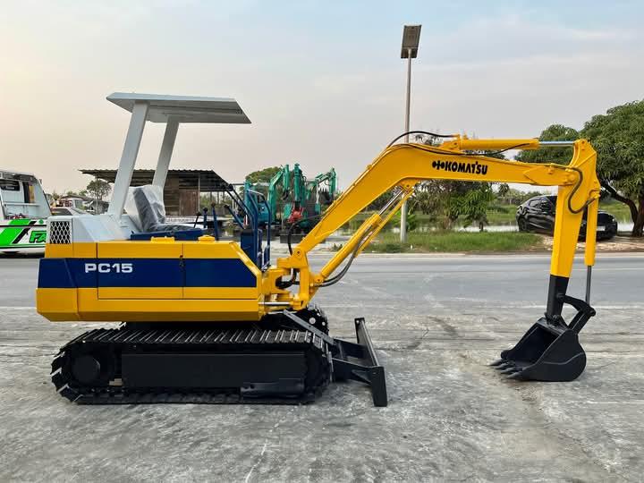 รถขุด Komatsu PC15-2 3