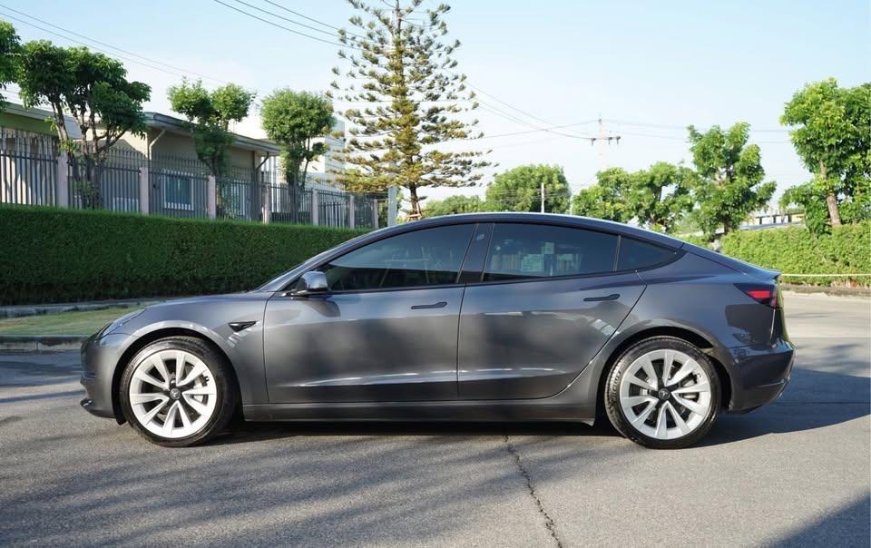 Tesla Model 3 Long Range Sedan  1400000 5