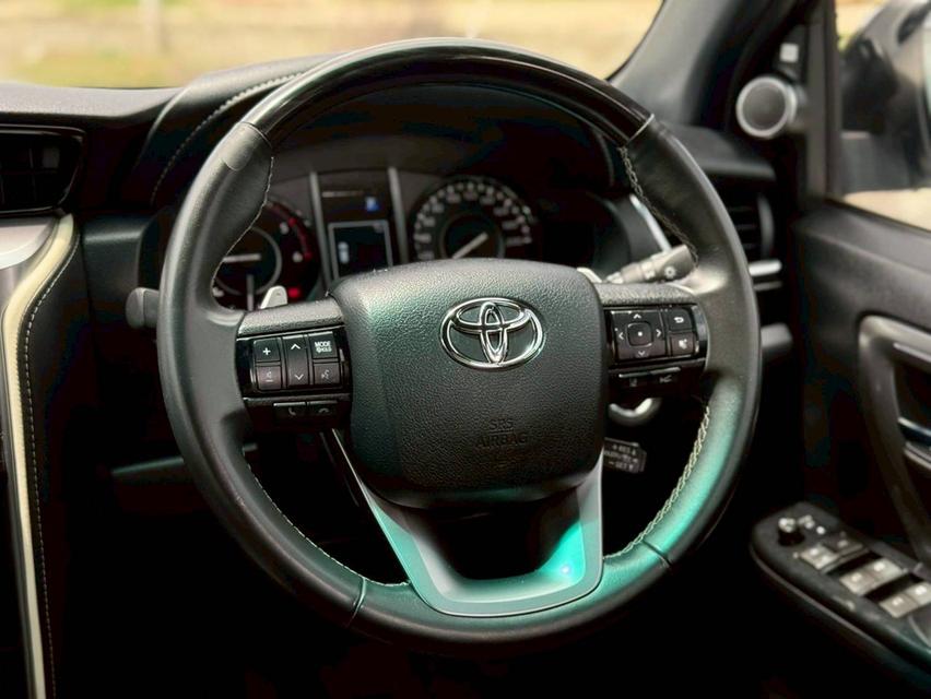 2022 TOYOTA FORTUNER Legender  RWD 2.8 4WD รุ่นพิเศษ 60th รถใหม่ ไมล์น้อย 15