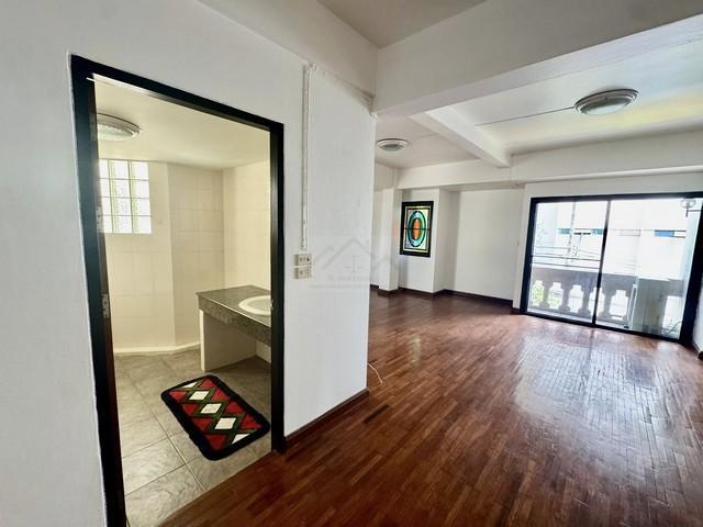 ให้เช่า โฮมออฟฟิศ 4 ชั้น ดาดฟ้า หลังริม 500 ตรม. 8 ห้องใหญ่ ซอยสุขุมวิท 4 ใกล้ BTS นานา 10