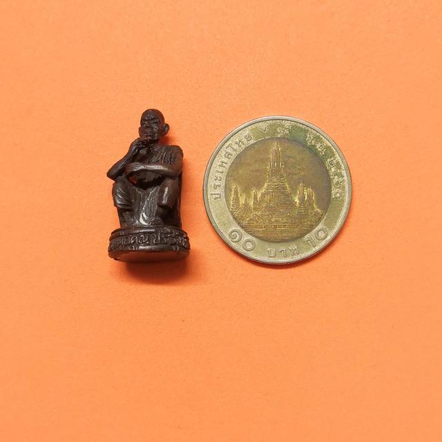 รูปหล่อ หลวงพ่อคูณ วัดบ้านไร่ รุ่นเสาร์ห้า ปี 2536 เนื้อทองแดงรมดำ สูง 2.4 เซน พร้อมกล่องเดิม รูปย่อยที่ 4