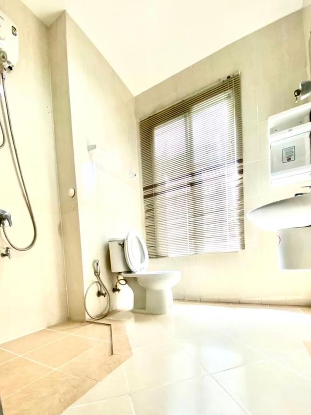 U1391 ให้เช่าบ้านทาวน์โฮม หมู่บ้านกลางเมือง โมนาโค ศรีนครินทร์ 24  บ้านพร้อมเฟอร์บางส่วน ทำเลดีเดินทางสะดวกเข้าออกได้หลายทาง ใกล้รถไฟฟ้า ใกล้ห้างทางด่ 14