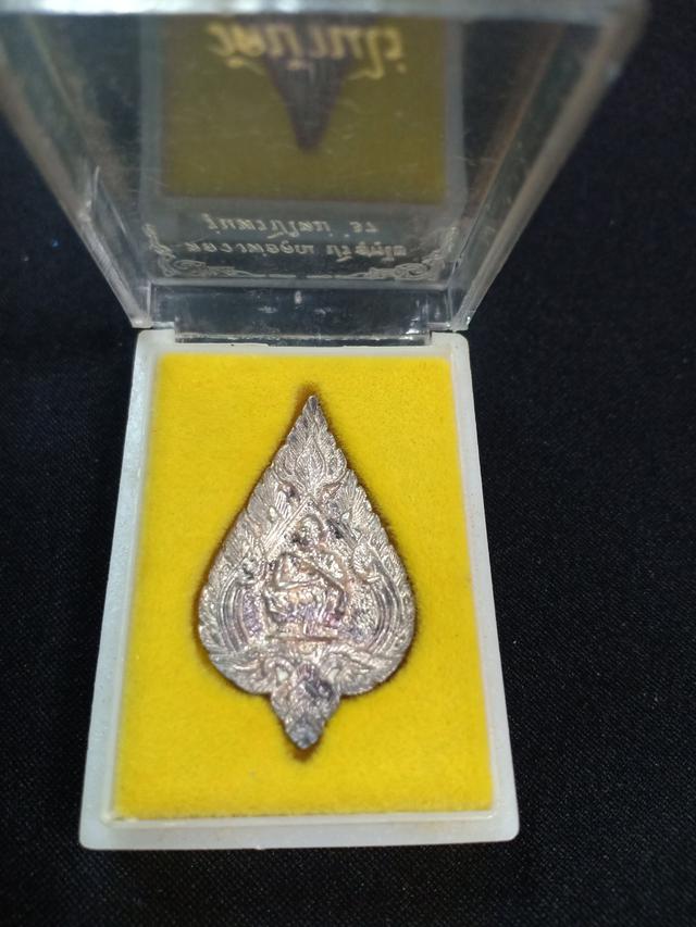 รูป เหรียญหลวงพ่อคูณปี37 เหรียญพระแท่นปี15 เหรียญพระพุทธนวมินทร์รุ่นปีมหามงคลครบรอบครองราชย์60ปี 2