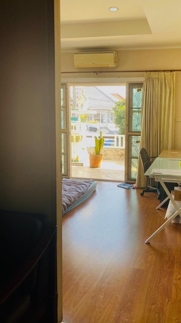 บ้านเดี่ยวบานเลื่อนกระจก มีนบุรี หมู่บ้านปรีชาร่มเกล้า ถนนร่มเกล้า (Preecha Romklao) ทำเลดีมากแต่งสวยพร้อมอยู่ ทำเลดีมาก อยู่ติดถนนใหญ่ร่มเกล้า เยื้อง 2