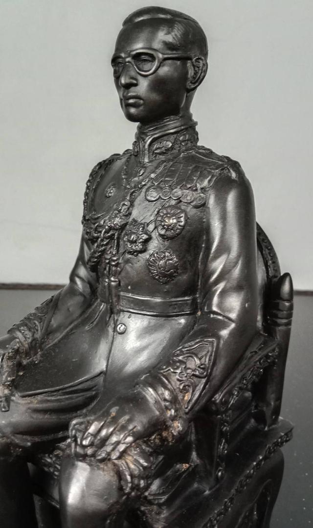 571.พระบรมรูปหล่อในหลวงรัชกาลที่ 9 พระบาทสมเด็จพระปรมินทรมหาภูมิพลอดุลยเดช ทรงประทับนั่งบัลลังก์ 9