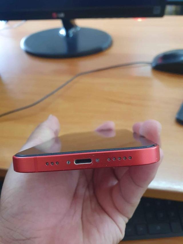 iPhone 12 สีแดง 3