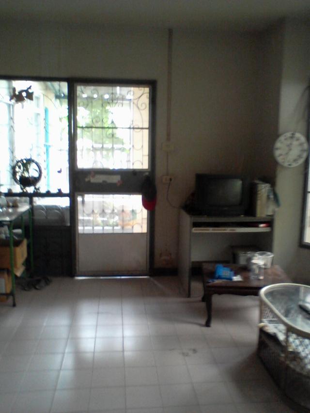 บ้านแฝด สองชั้น 3 ห้องนอน 1 ห้องแม่บ้าน 2 ห้องน้ำมีอ่างอาบน้ำ หลังริม ขนาด 36.1 ตารางวา มียามรักษาความปลอดภัย 24 ชั่วโมง หมู่บ้านติดถนนวิภาวดีรังสิต 6