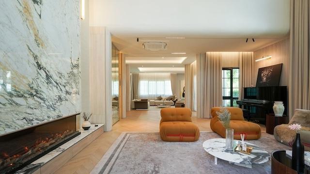 MHR171 ปล่อยเช่าขายบ้านเดี่ยวหรู เดอะซิตี้ บางนา 2 ฟังก์ชัน 5 ห้องนอน 6 ห้องน้ำ จอดรถ 4 คัน โถงสูง Double Volume มีห้องใต้หลังคา 2
