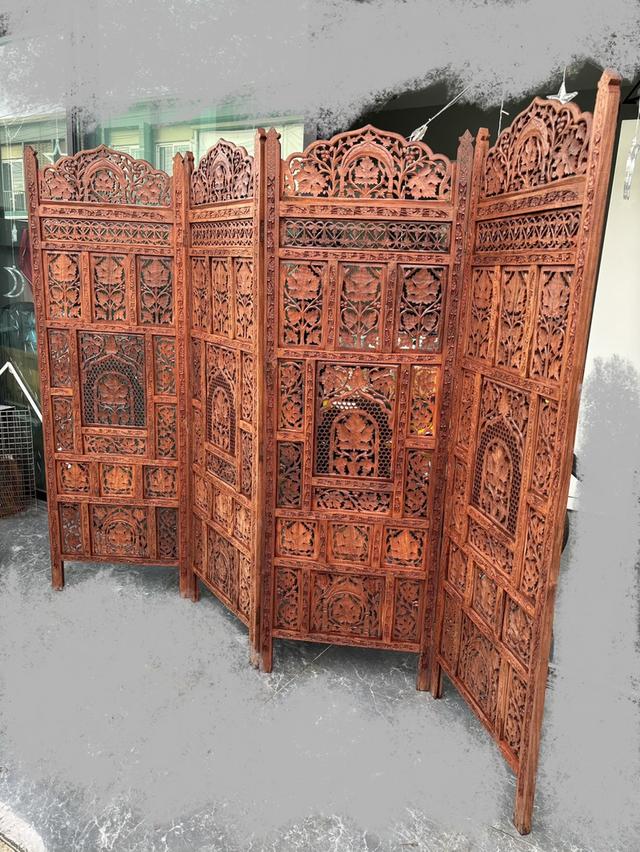 ฉากกั้นห้องไม้แกะสลัก (Wooden Room Divider) แบบ 4 พับ ซึ่งมักเป็นงานหัตถกรรมที่มีลวดลายละเอียดประณีตและได้รับความนิยมในการตกแต่งบ้านสไตล์วินเทจ รูปที่ 8