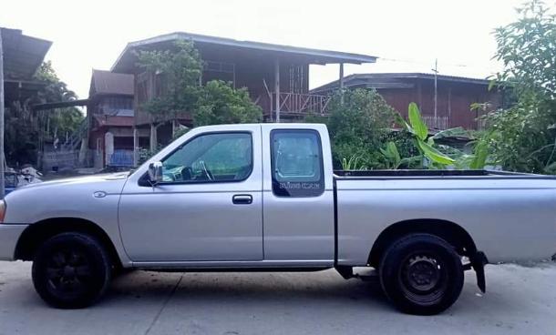 Nissan Frontier สีเทา 2