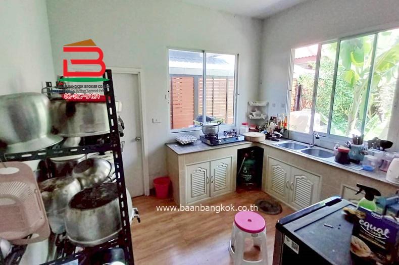 บ้านเดี่ยว 1 ชั้น หมู่บ้าน ฐานมั่นคง 15 เนื้อที่ 68 ตรว. (ซอยเอราวัณ 27) ถนนเอราวัณ 1 ตำบลคลองสอง อำเภอคลองหลวง ปทุมธานี 9