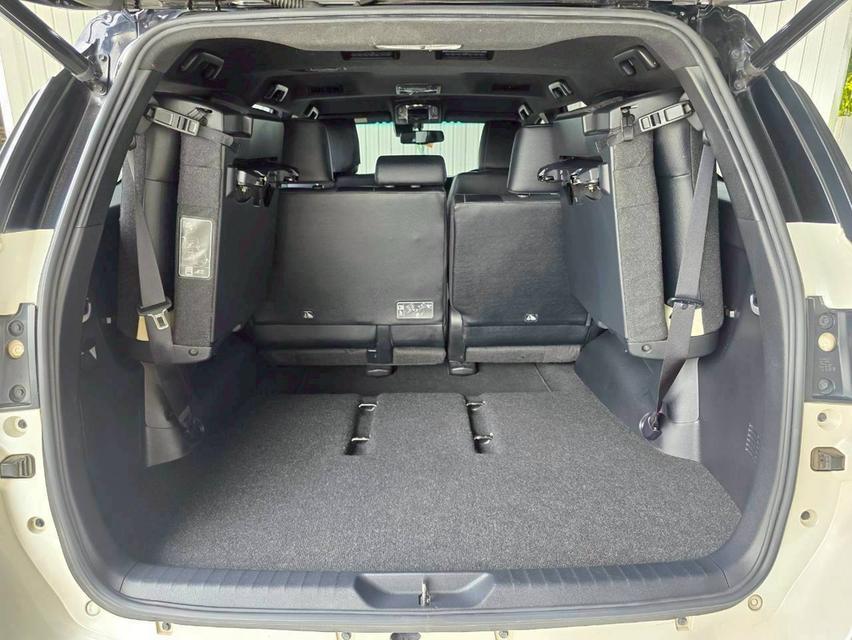 TOYOTA FORTUNER 2.8 LEGENDER BLACK TOP 4WD ปี 2021 สีขาว ดำ โฉม ปี15-ปัจจุบัน รูปที่ 13