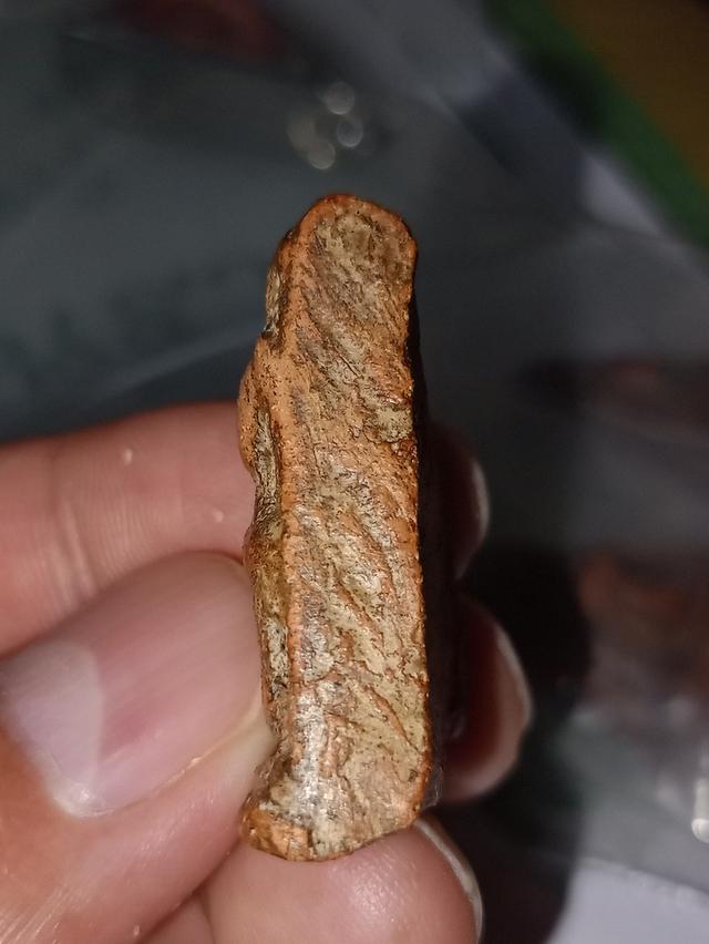 นางพญาเข่าโค้งเรื้อดินเก่าไม่ทราบยุค