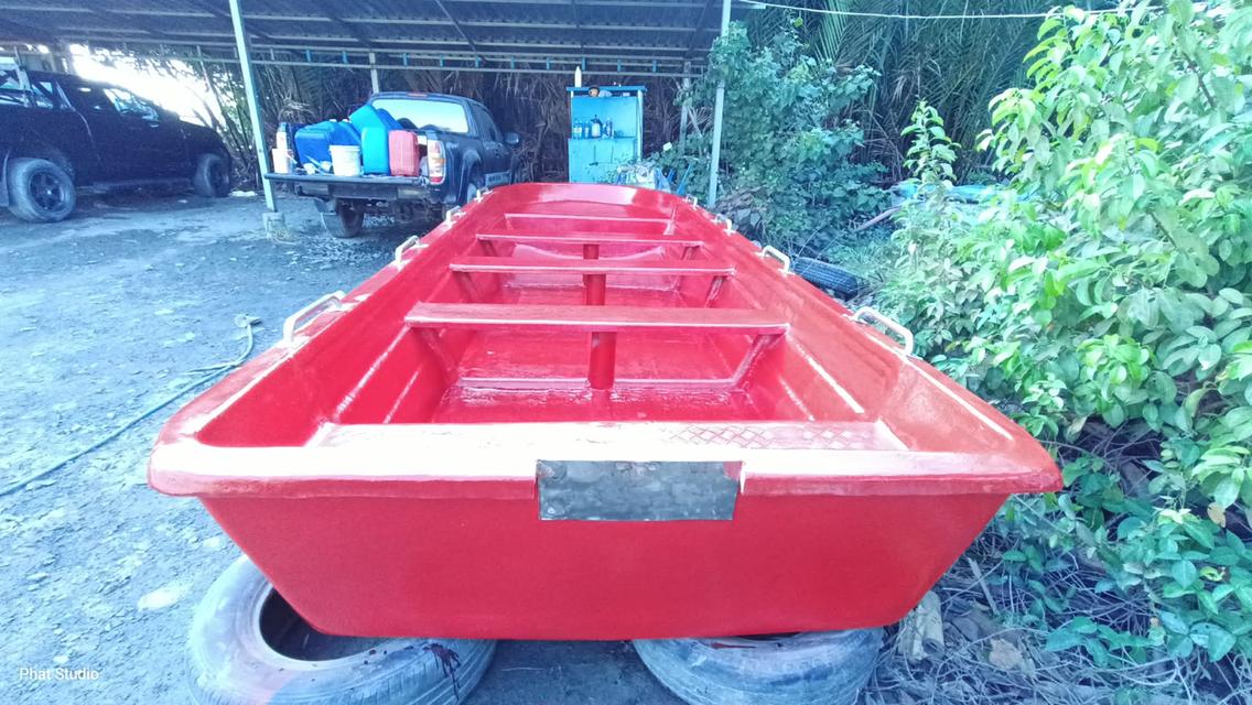 เรือไฟเบอร์สีแดง ขนาด 17 ฟุต สภาพมือ 2 ซ่อมบำรุงอย่างดี สภาพดีมาก ติดเครื่องยนต์ได้ มีเเล้วยังไม่ได้ใช้ ดีกว่าน้ำท่วมแล้วไม่มีใช้