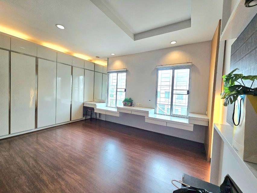 ขายบ้านกลางเมือง สวิสทาวน์ เกษตร–นวมินทร์ ทาวน์โฮม 3 ชั้น หลังใหญ่ หลังมุม 4