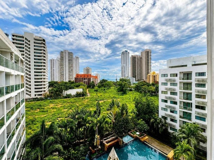 For Sale — Beachfront Studio Condo with Pool and Sea View at Club Royal PattayaStudio condo for sale at Club Royal Condominium, located in beachfront 1