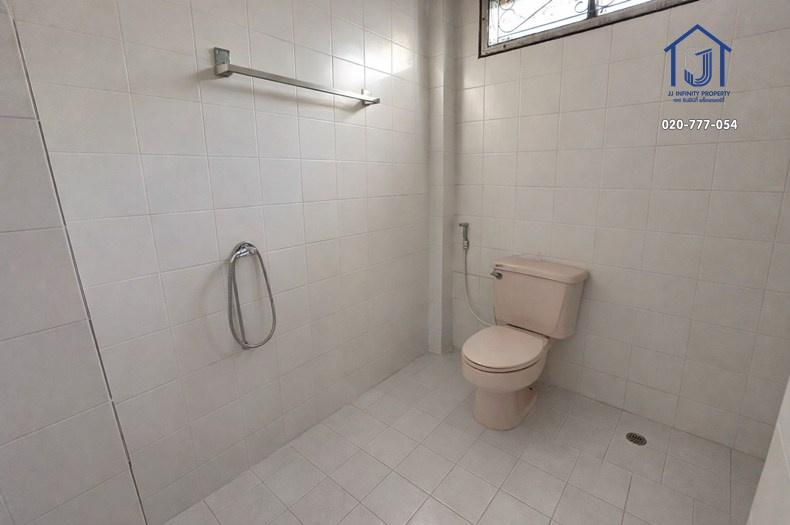 ขายและให้เช่าทาวน์โฮม 3 ชั้น หมู่บ้านกรุงทอง 5 ซอยนวมินทร์ 111 แยก 1 หลังมุม ใกล้ทางด่วนรามอินทรา 11