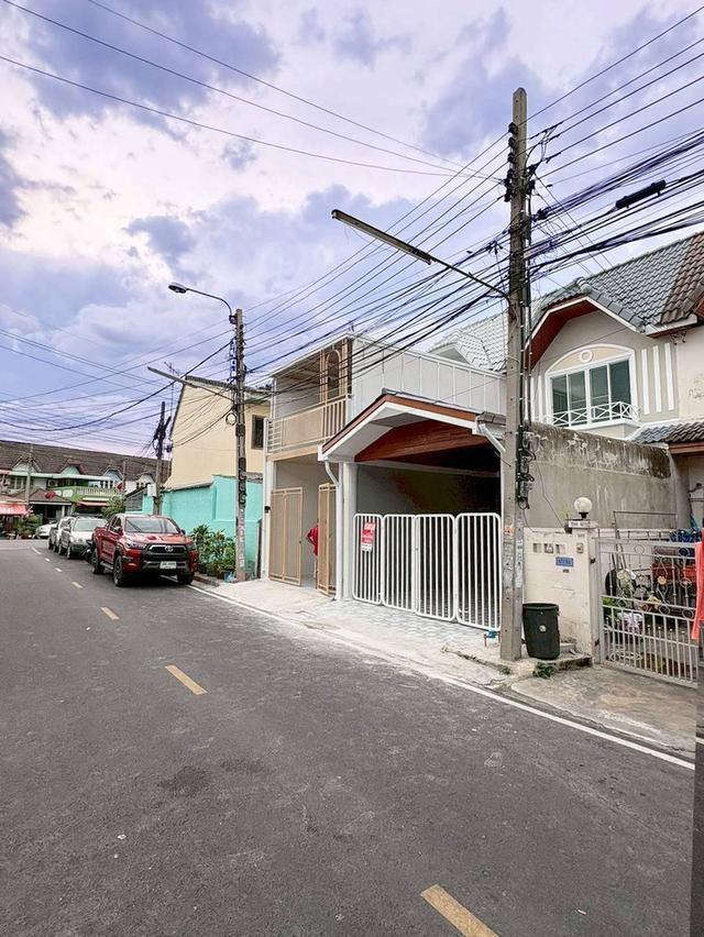 หมู่บ้านร่มเงาไม้  ถนนวัดลาดปลาดุกทาวน์เฮ้าส์ 2 ชั้น  ตกแต่งใหม่พร้อมอยู่  โทนสีอบอุ่น คลาสสิค แบบมีคลาส 15