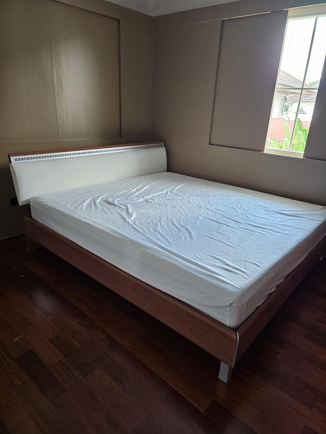 เตียงไม้ ขนาด 6 ฟุตพร้อมไม้อัดรองเตียง