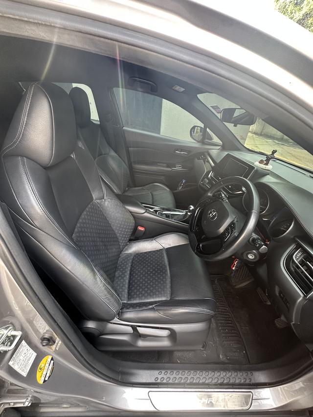 ขายด่วน Toyota C-HR 1.8 Entry ปี 2019 สีเทา 6