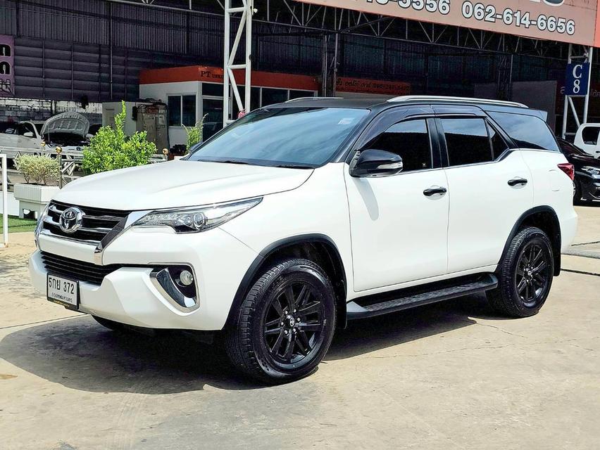 รหัสรถ SEZ372 Toyota Fortuner 2.8 V 4WD เกียร์ ออโต้ ดีเซล สี ขาว-ดำ ปี 2016