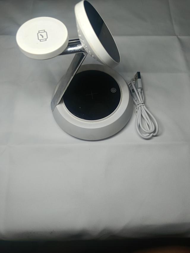 นี่คือแท่นชาร์จไร้สาย Blue Box 3-in-1 2