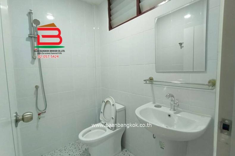 ทาวน์เฮ้าส์ หมู่บ้านสินธานี 1 (ใกล้โรงพยาบาลพญาไทนวมินทร์) เนื้อที่ 18 ตรว. แขวงนวมินทร์ เขตบึงกุ่ม 14