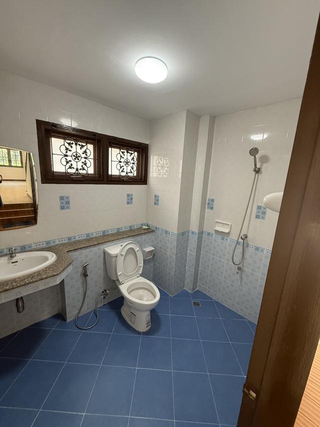 ขายบ้านเดี่ยว หมู่บ้านลีฟวิ่งนารา ซ.เคหะร่มเกล้า 64 แขวงคลองสองต้นนุ่น เขตลาดกระบัง เนื้อที่71ตารางวา  4ห้องนอน 4ห้องน้ำ ติดโซลาเซลล์(ขายไฟได้) 8