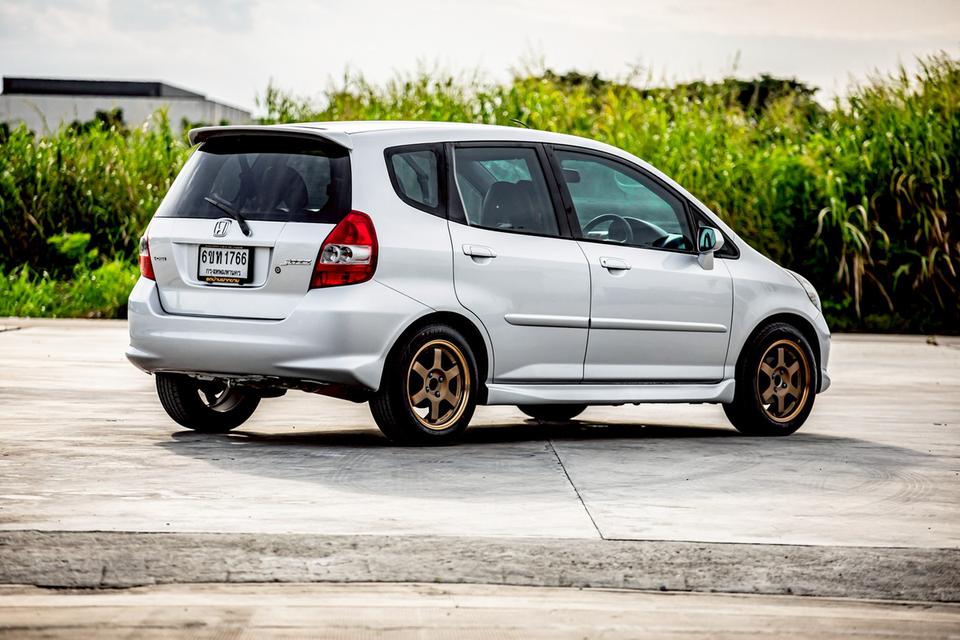Honda Jazz 1.5S เกียร์ออโต้ ปี 2005 สีเทา  6