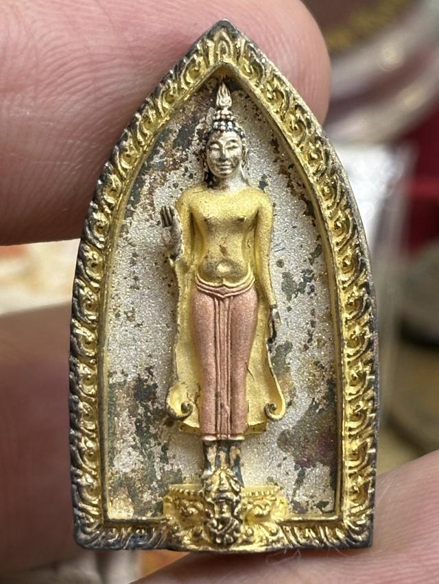 เหรียญ พระพุทธกาญจนพรสยามภูมิ ภ.ป.ร. พระราชทาน วปอ. พ.ศ.๒๕๓๙ เนื้อเงินสามกษัตริย์ กล่องเดิม สวยครับ