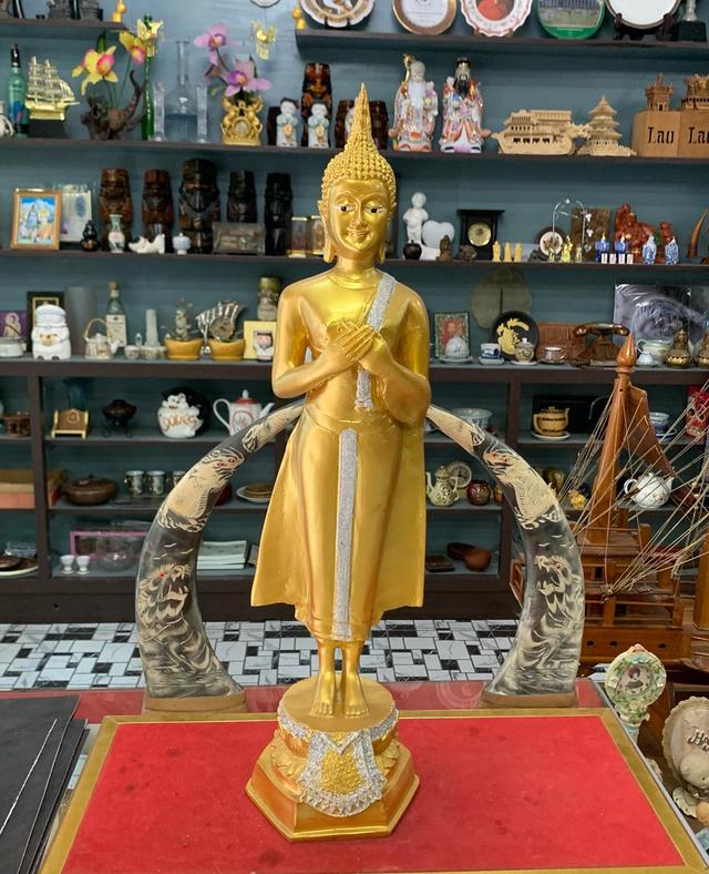 พระพุทธรูป องค์ใหญ่ เนื้อเรซิน