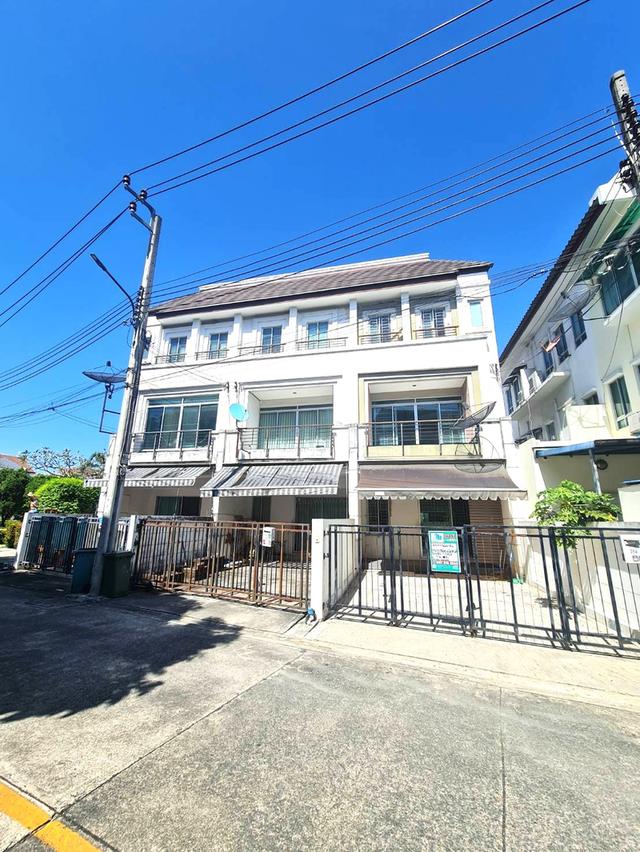 ขายบ้านกลางเมือง สวิสทาวน์ เกษตร–นวมินทร์ ทาวน์โฮม 3 ชั้น หลังใหญ่ หลังมุม