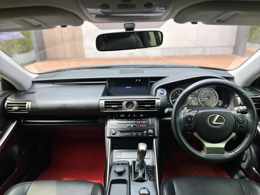 LEXUS IS 300h (2015) 15