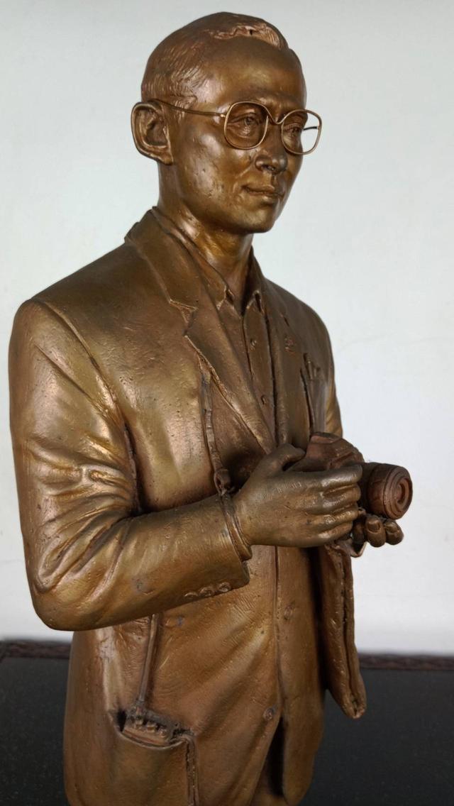 549.พระบรมรูปหล่อในหลวงรัชกาลที่9 พระบาทสมเด็จพระปรมินทรมหาภูมิพลอดุลยเดช "ทรงงาน"(จำลอง) องค์หล่อสำริด 10