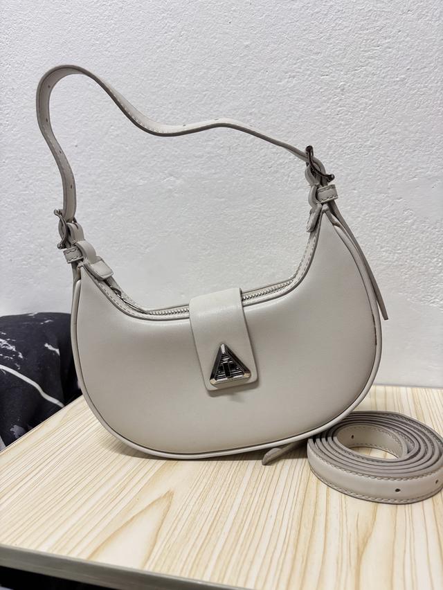 กระเป๋าสะพายข้างแบรนด์charles&keith