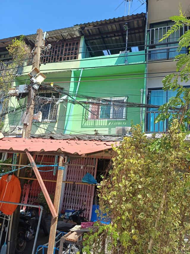 บ้านตึกแถวสามชั้น ใกล้ริมน้ำห่างจากถนนใหญ่ประมาณยี่สิบเมตร เหมาะพักอาศัย ทำร้านอาหารหรือเกสเฮาร์ก็ดี 2