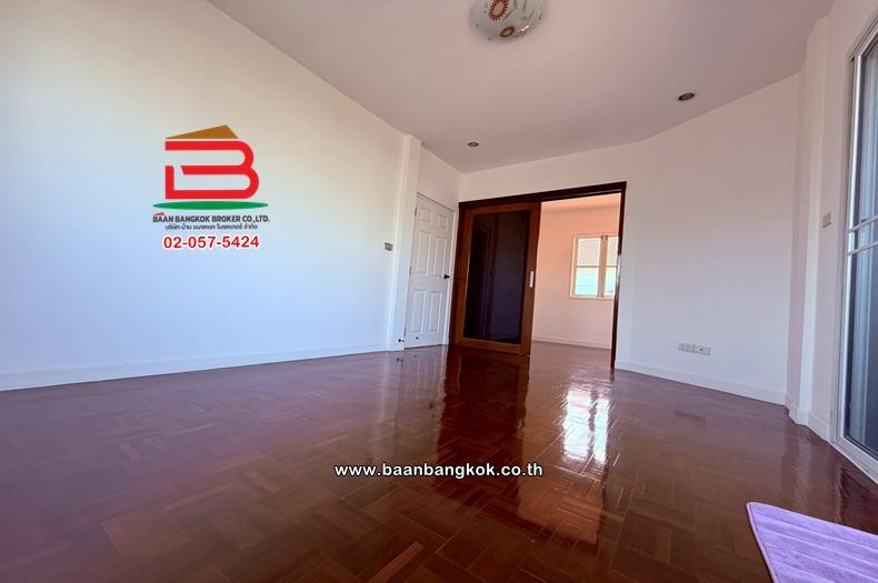 บ้านเดี่ยว เนื้อที่ 53 ตร.ว. หมู่บ้านชัยพฤกษ์ (ซอยวัดลาดปลาดุก) ถนนกาญจนาภิเษก ตำบลบางรักพัฒนา อำเภอบางบัวทอง นนทบุรี 13