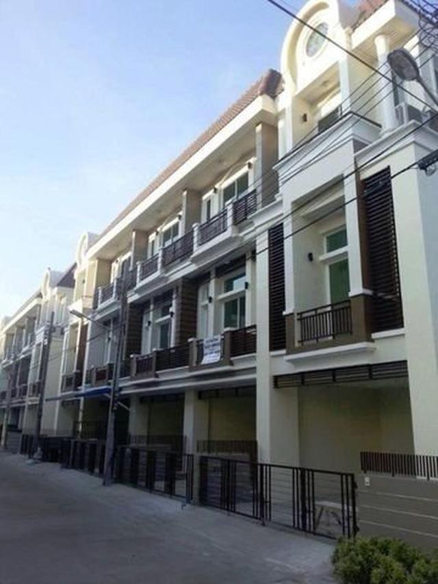 รูป  ให้เช่าทาวน์โฮม 3 ชั้น พรีเมี่ยมเพลส ลาดพร้าว101 1