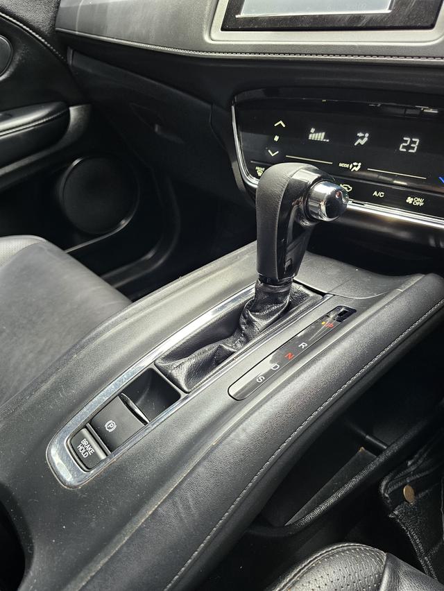 HONDA HR-V 1.8 E CVT ปี 17 AT 13