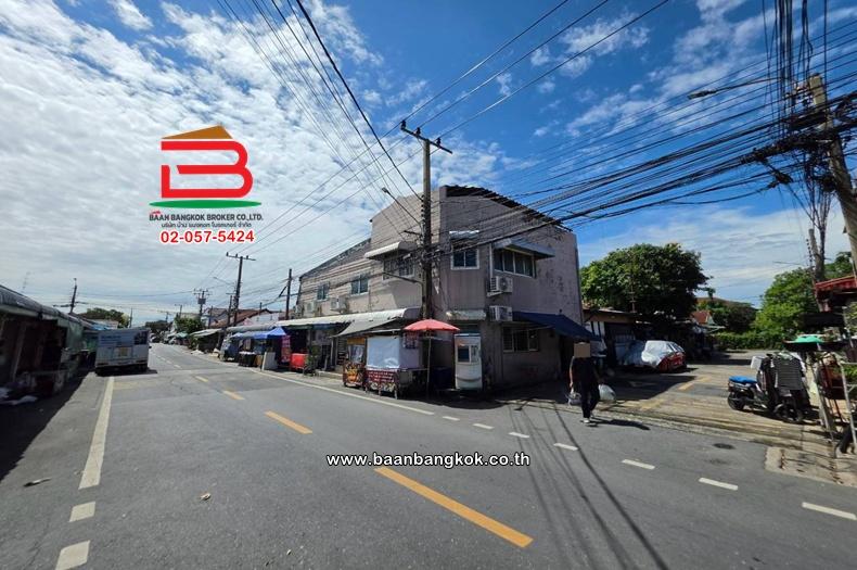 ทาวน์เฮาส์ ชั้นเดียว เนื้อที่ 21 ตร.ว. หมู่บ้านเคหะธานี 3 ซอยนวมินทร์ 74 แยก 3-8-8 ถนนนวมินทร์ แขวงรามอินทรา เขตคันนายาว 11