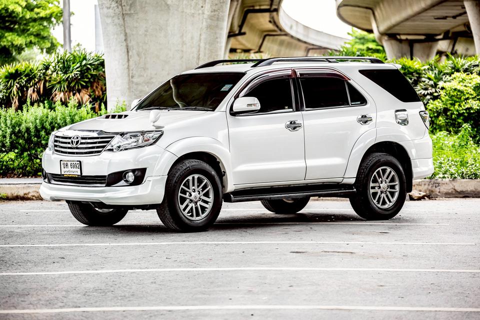 TOYOTA FORTUNER 3.0V ภายในดำ สีขาว ปี 2012 เกียร์ออโต้ 
