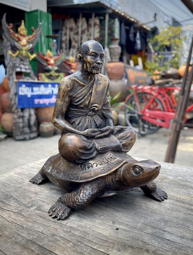 พระบูชาหลวงปู่หลิว วัดไร่แตงทอง หน้าตัก5นิ้ว ปี35 เนื้อทองเหลืองรมดำ สีมันปู 2