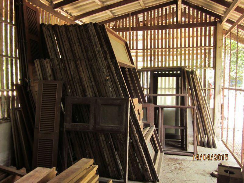 ขาย/หรือแลกเปลี่ยน/ บานประตูหน้าต่างไม้สัก พร้อมวงกบไม้แดง มือสอง 7